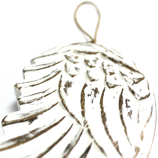 Single whitewashed angel wing hanging decoration – 18cm hand-carved from albesia wood with chalkboard back for personalised messages.