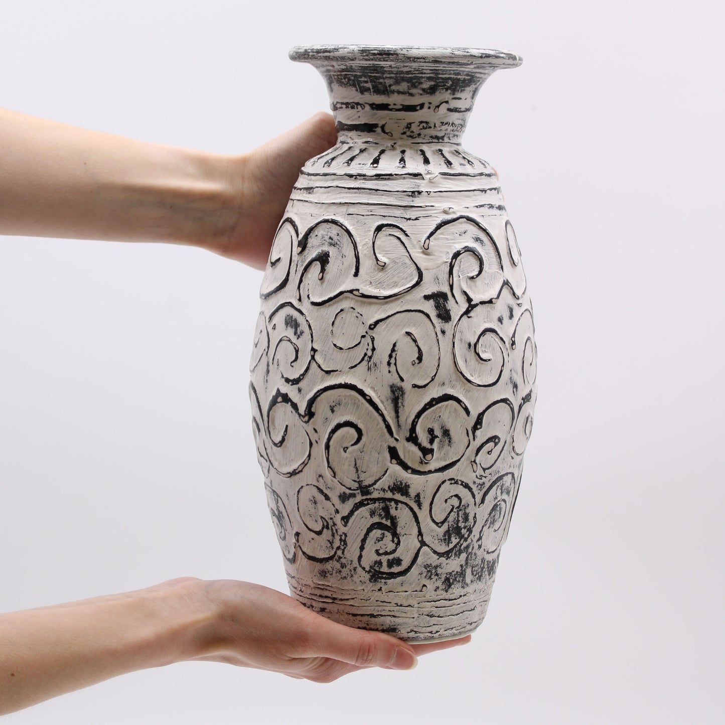 Cream terracotta vase with swirl carvings and flared rim – handcrafted in Lombok, ideal for dried floral arrangements or ornamental display.