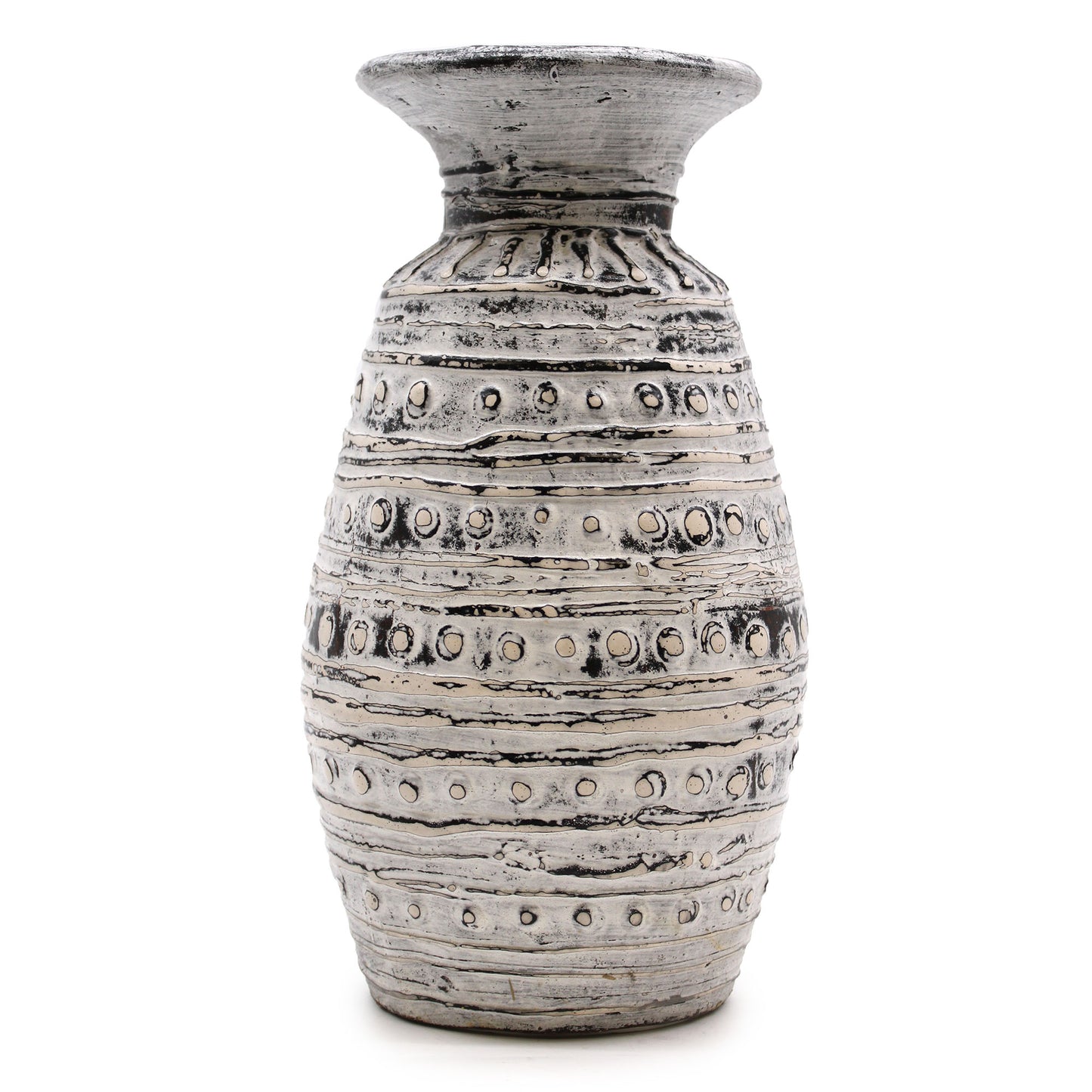 Cream terracotta vase with classic silhouette and carved textured bands – handmade in Lombok, ideal for dry arrangements or decorative display.