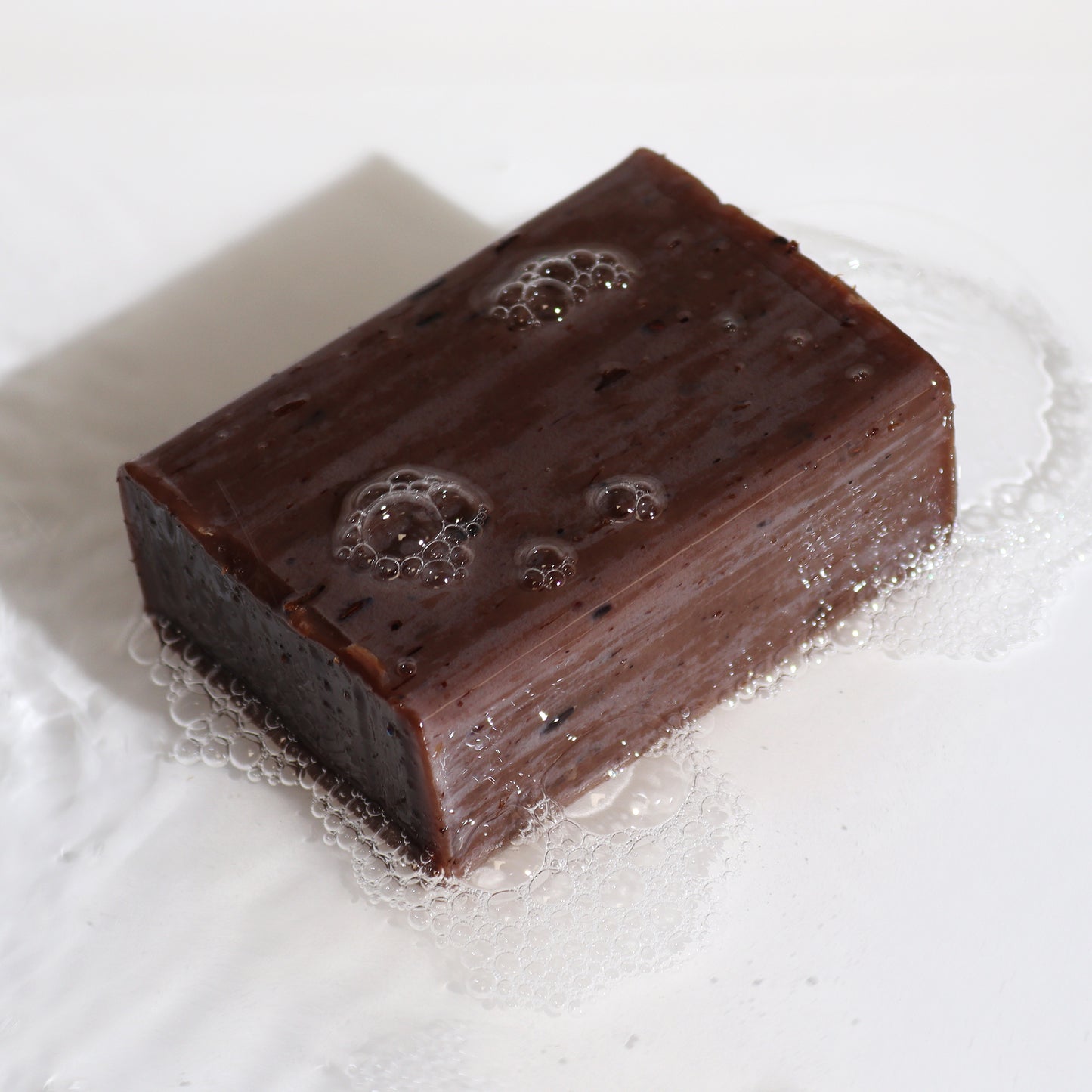 Natural clay soap bar with lavender, vanilla, and bentonite clay – handmade, vegan, and exfoliating.
