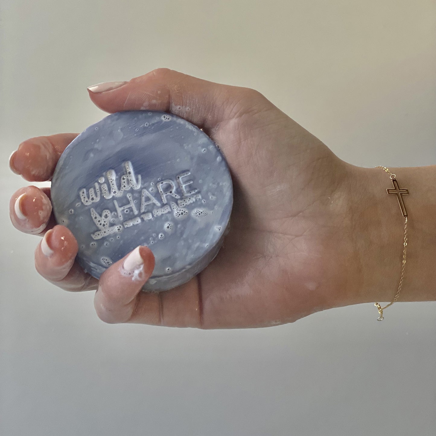 Plastic-free orchid shampoo bar with hemp oil for hair repair and growth, 60g solid shampoo in aluminium travel tin