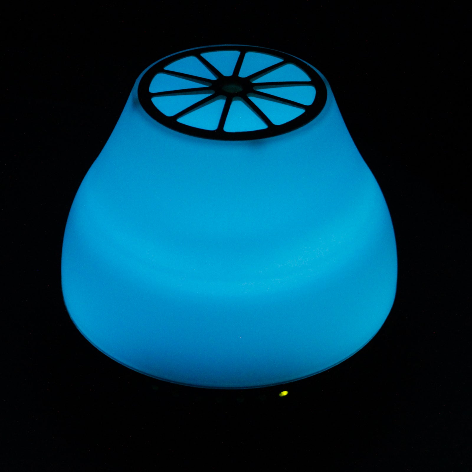 Viennese USB aroma diffuser with Bluetooth speaker, colour-changing LEDs, and timer—ideal for music-enhanced aromatherapy at home or work.


