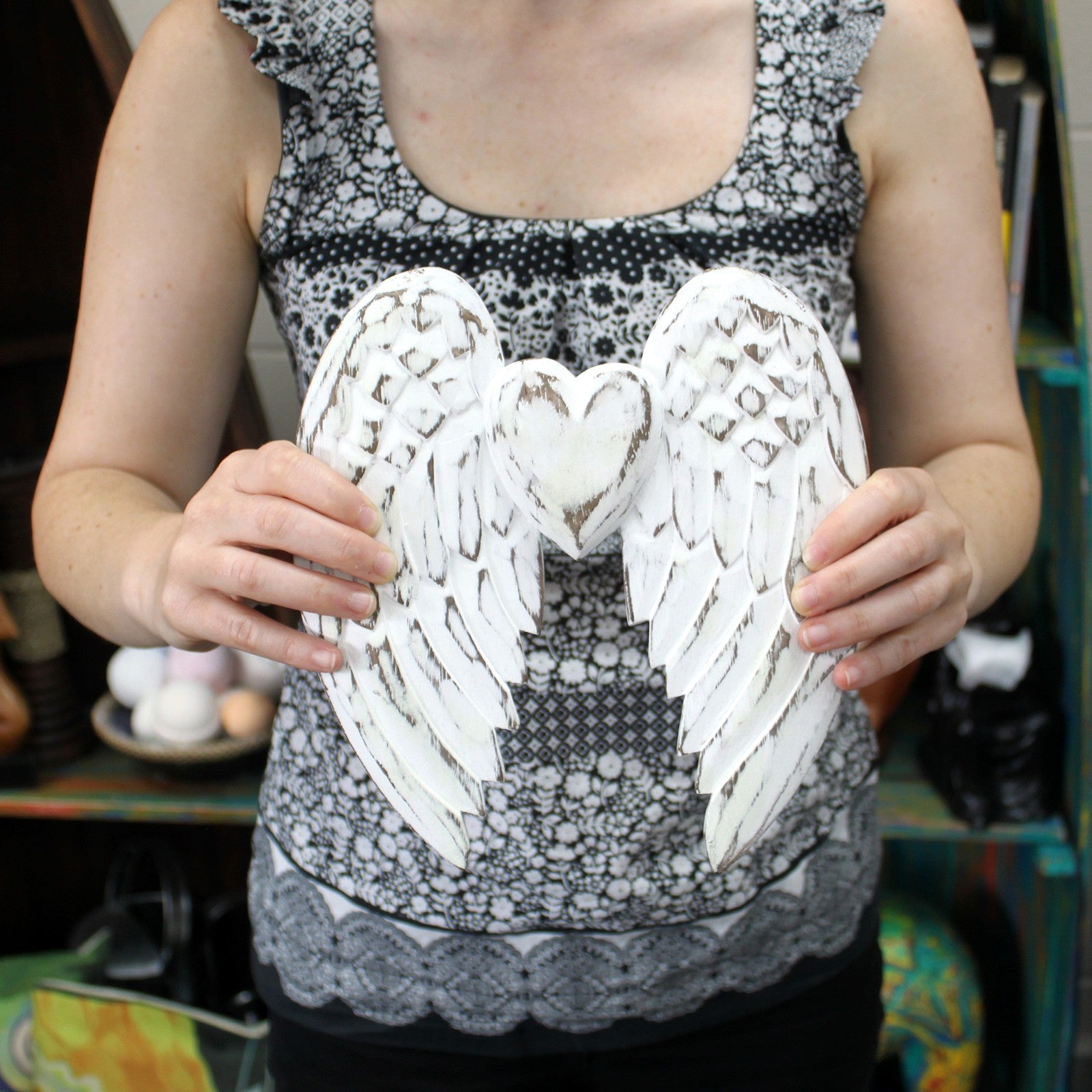 Whitewashed double angel wings with heart in centre – 24cm handcrafted wood decoration with chalkboard back for personal messages.


