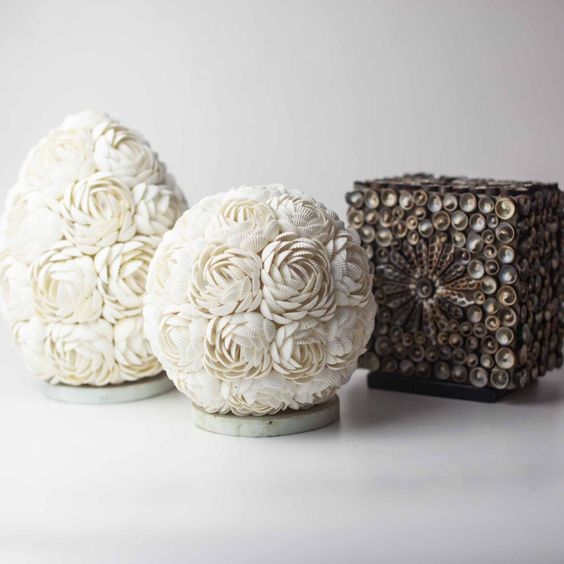 White seashell lamp in oval shape with rose petal design – 20cm, handcrafted in Indonesia, includes LED bulb for soft ambient lighting.

