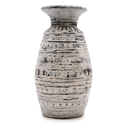 Cream terracotta vase with classic silhouette and carved textured bands – handmade in Lombok, ideal for dry arrangements or decorative display.

