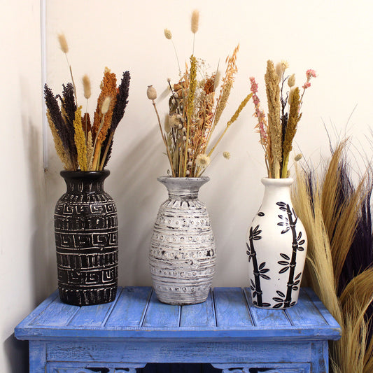 Cream terracotta vase with classic silhouette and carved textured bands – handmade in Lombok, ideal for dry arrangements or decorative display.

