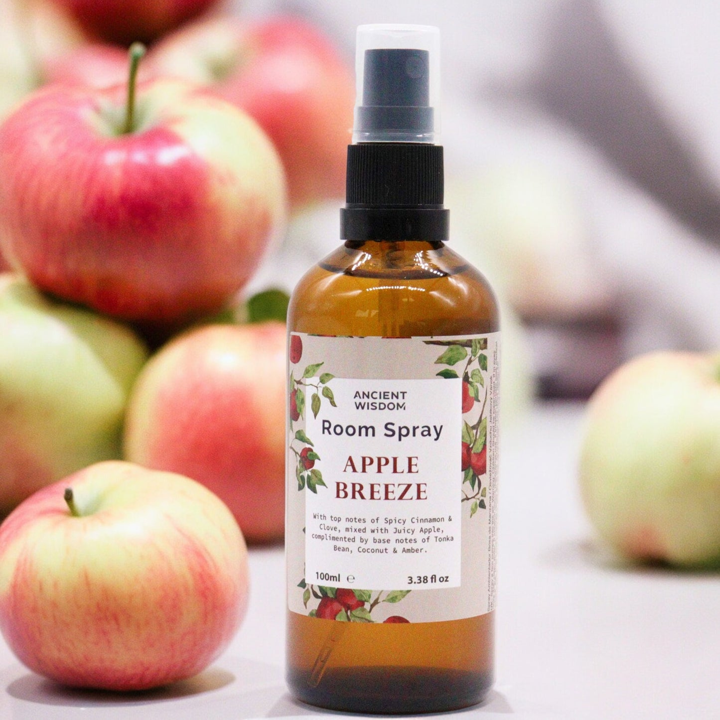 Amber glass bottle of Apple Breeze room spray – 100ml, featuring a warm, spiced apple scent with cinnamon and amber notes.

