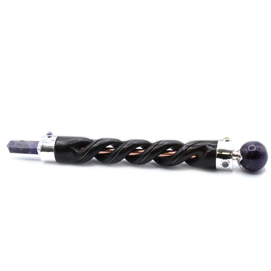 Healing wand with spiral-carved wooden body and central copper pipe, finished with an amethyst point and sphere. Ideal for energy healing and spiritual rituals.

